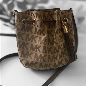 Michael Kors tan bucket